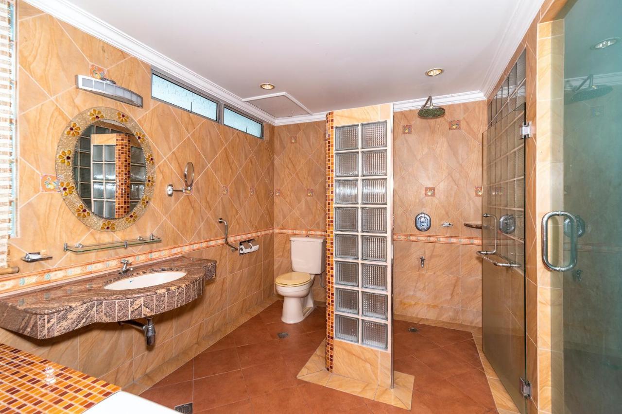 Oyo 89864 Hotel Holiday Park Kota Kinabalu Zewnętrze zdjęcie